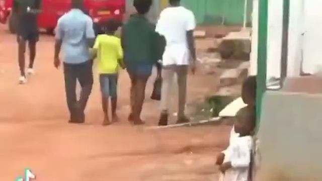 INDISCIPLINE,POOR PARENTING, OR TRUE LOVE? A YOUNG BOY ASKS A GIRL HER NUMBER INFRONT OF HER FATHER смотреть онлайн