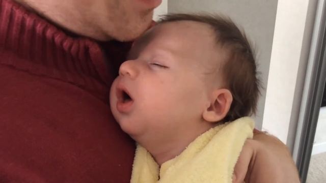 Нереальная милота!!!)) Малышка спит у папы на ручках :) смотреть онлайн
