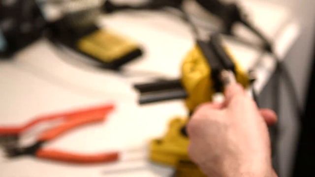 Revelation Cable Builds a Guitar Cable! смотреть онлайн