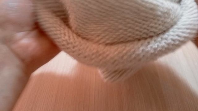 Шапка женская спицами. Весна- осень. смотреть онлайн