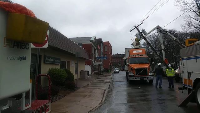 Truck hit electrical wires pulling them down смотреть онлайн