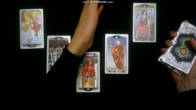 Расклад Таро "Что думает обо мне сейчас" 09.04.2024 смотреть онлайн