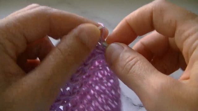 СТИЛЬНЫЙ , ЛЕТНИЙ УЗОР ИЗ ВЫТЯНУТЫХ ПЕТЕЛЬ И ГОРИЗОНТАЛЬНЫХ ЦЕПОЧЕК СПИЦАМИ. смотреть онлайн