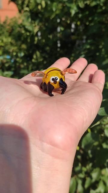 Пчёл - это большой полосатый мух 😁 смотреть онлайн