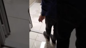 потоп в школе...  нерадивая мамаша спустила памперс в унитаз 🙄