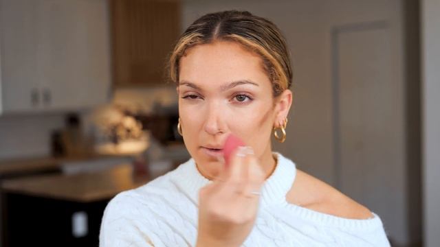How to Use a Beauty Blender | Natural Glowy Makeup смотреть онлайн