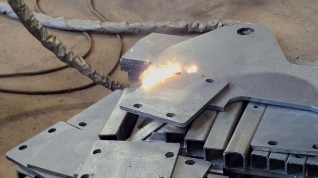 Лазерная очистка металла с помощью YSC-1500 Источник 1500Вт. Удаление ржавчины, краски, масла. смотреть онлайн