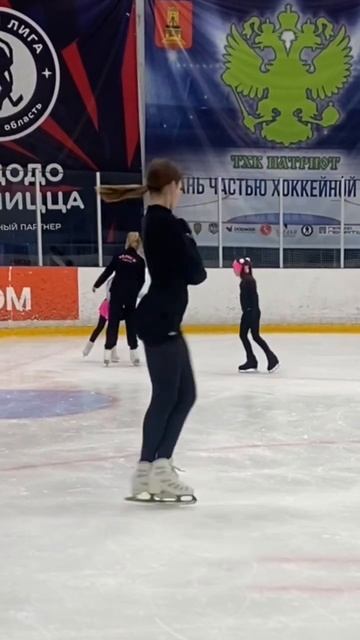 Просто задний винт #figureskating #фигуристка #фигурноекатание смотреть онлайн