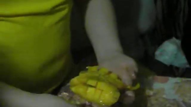 Кушаем манго.Привезли нам с Китая смотреть онлайн