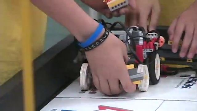 FLL World Festival 2010 (Smart Moves) - 400 Points - Vector 67 Second Place Robot Performance смотреть онлайн
