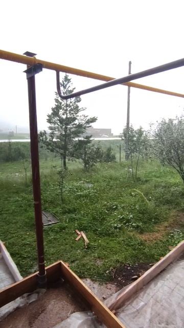 Внезапно хлынул дождь. Лягушка притянула тучу #деревня #лето #дождь #опалубка #бетон #лягушка смотреть онлайн
