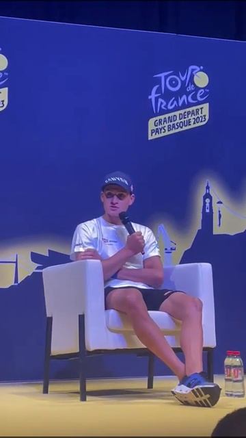 Mathieu van der Poel durante la rueda de prensa oficial previa al inicio del Tour de Francia. смотреть онлайн