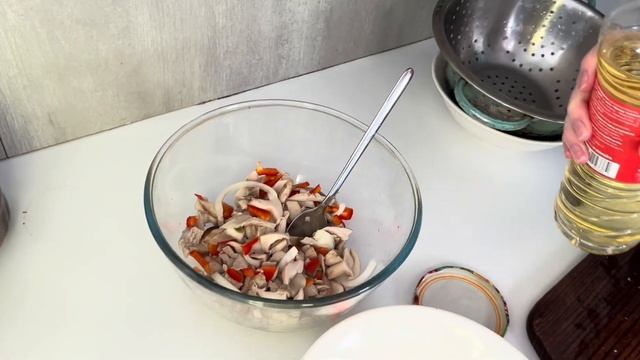 Готуємо підливку, вушка, салат з грибів, пончики та інше