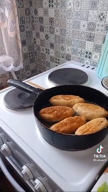 Перевернула! Вот Тимофеевна пирожки перевернула! Жарит с капустой. Перевернула)) смотреть онлайн