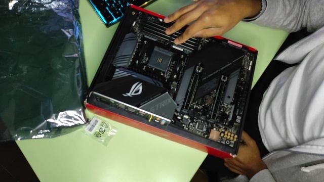Asus ROG Strix x570-e unboxing (First reveal) смотреть онлайн