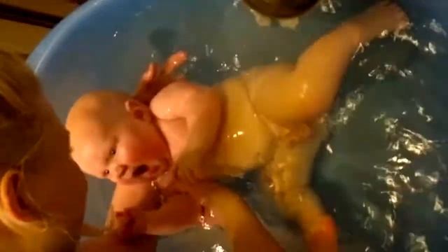 Купание в синем тазу. смотреть онлайн