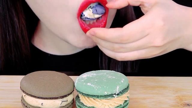 ASMR Yummy Soft Macarons Eating No Talking 말 없이 먹는 맛있는 부드러운 마카롱 @ZOEYASMR