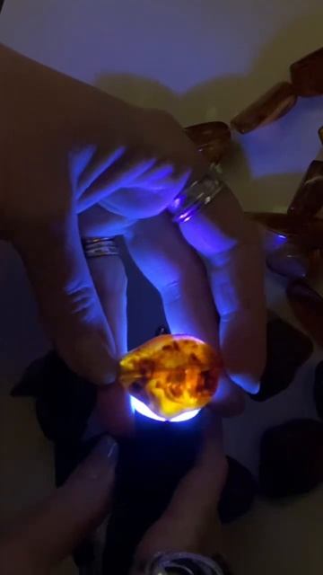 Testing real vs fake amber! #shorts #vintagejewelry #vintagejewellery #thrifting смотреть онлайн
