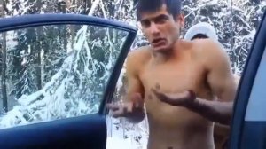 Голые таджики зимой на дороге