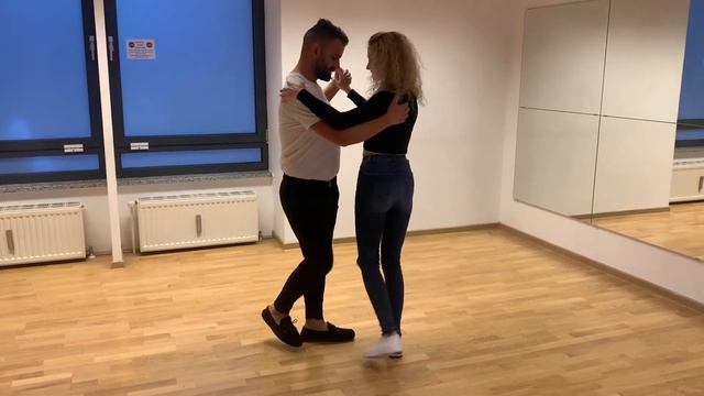 Salsa LA Basics Partnerwork - Teil 1 - Cross Body Lead, Damensolo смотреть онлайн