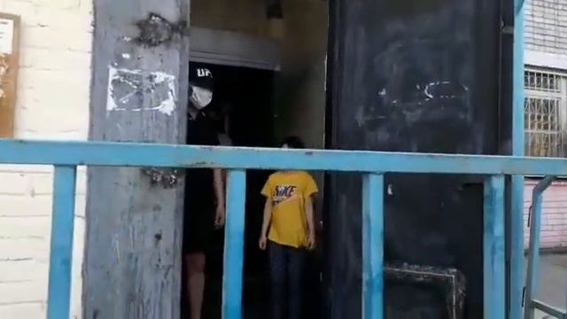 Жители выходят из "разваренного подъезда" 2, Павлодар смотреть онлайн