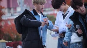 181027 Stray Kids Mini Fanmeeting - Jisung sharing his jacket with Hyunjin