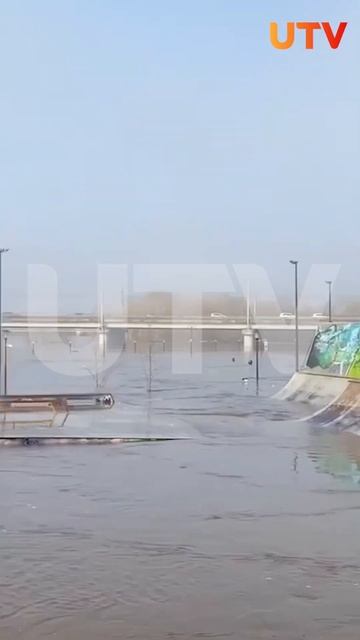На набережной Урала в Оренбурге плавает скейт-парк