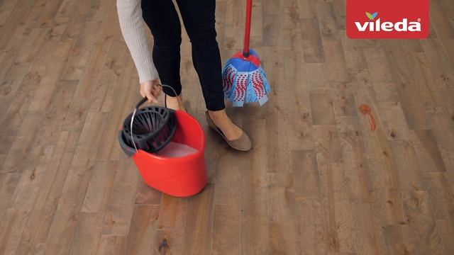 Super easy floor cleaning with the Vileda SuperTwist String mop and QuickWring Bucket смотреть онлайн