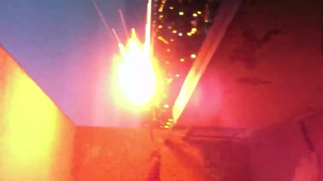 ЖЕСТЬ!!!САЛЮТ С 14 ЭТАЖА ВЗОРВАЛСЯ НА БАЛКОНЕ смотреть онлайн