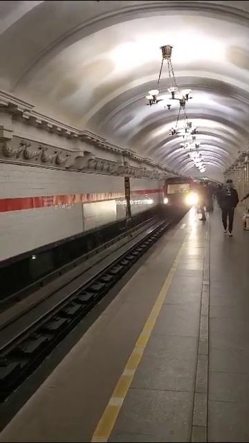 Юбилейный прибывает на станцию Пушкинская СПБ Видео от Сестрёнки смотреть онлайн