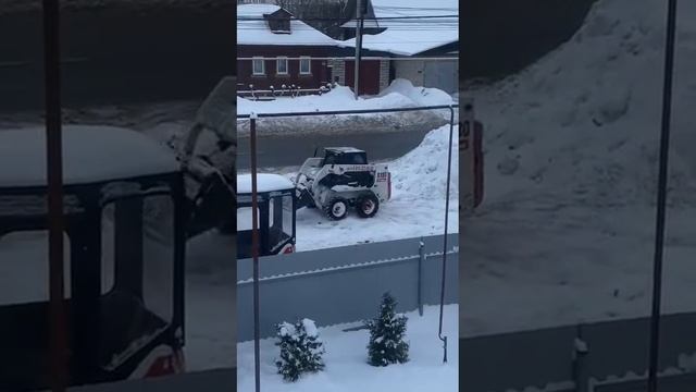 В работе в снежную зиму. Уборка снега минипогрузчиком. смотреть онлайн