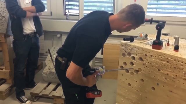 How To - Grosse Schrauben eindrehen mit dem Metabo Drehmomentvorsatz X3 / turn in a big screw смотреть онлайн