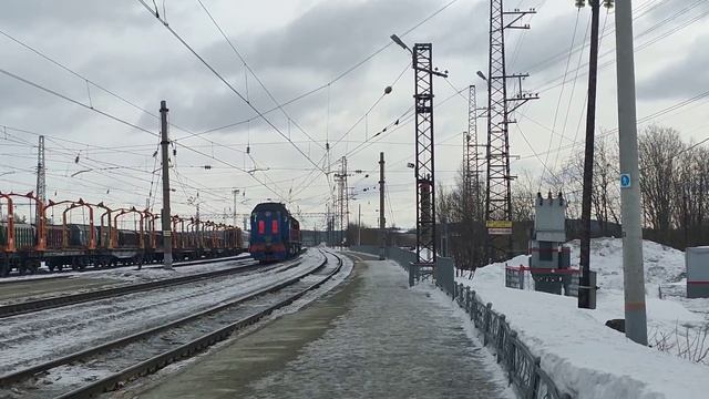 Сплотка тепловозов, первый под №15368764, второй ТЭМ 7А-0160, проходят станцию Апатиты,26.03.2022г. смотреть онлайн