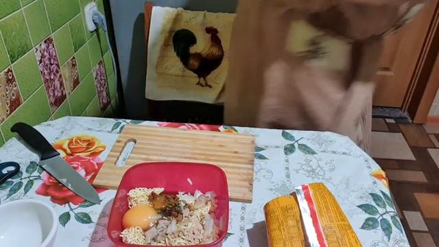 Лапша с тушеной говядиной быстрого приготовления с куриным яйцом