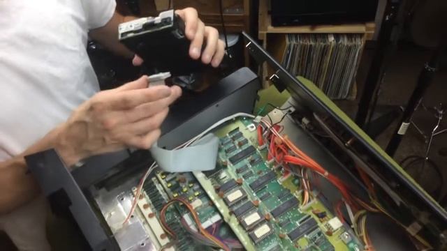 Replacing a floppy disk drive on a synthesizer (Korg DSS-1) - MIDIVERSE MONDAYS #6 смотреть онлайн