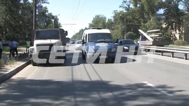 Очищать улицы от грузовиков, припаркованных не по правилам, начали сотрудники госавтоинспекции смотреть онлайн