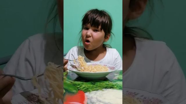 Первый раз пробуем китайскую лапшу