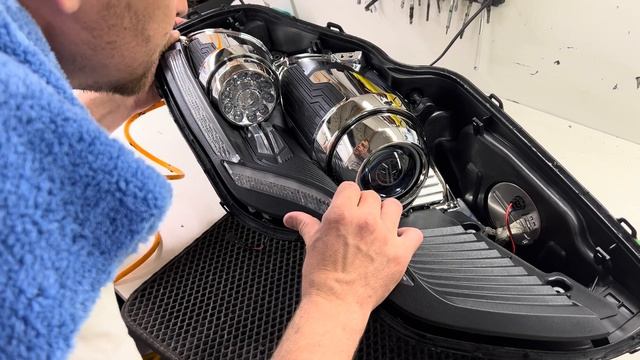 Процесс сборки плаcтика внутри фары Fisker Karma перед установкой стекла смотреть онлайн