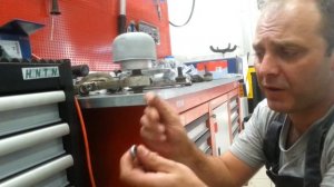 Ауди А6 3.0 меняем опоры двигателя.