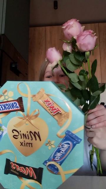 С 8 марта всех,а вы как поздравили девушек?🌹 смотреть онлайн