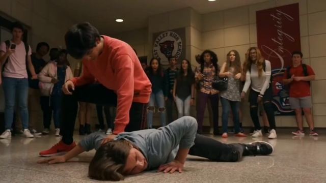 Robby tira a Miguel del segundo piso HD | cobra kai español смотреть онлайн