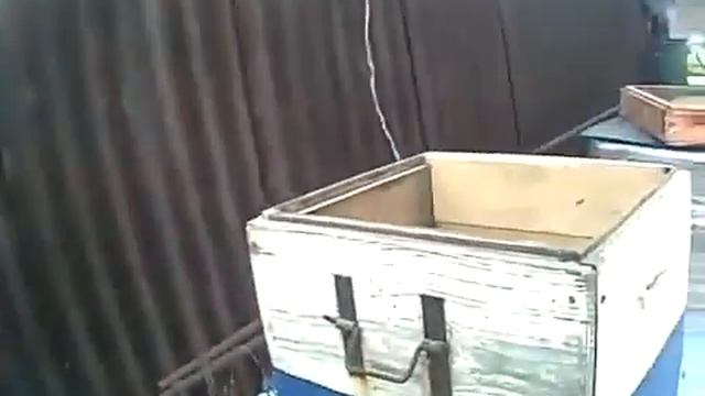Пчеловодство. Даю медовые рамки пчелам зимой 07.01.2017| Спасение семьи смотреть онлайн