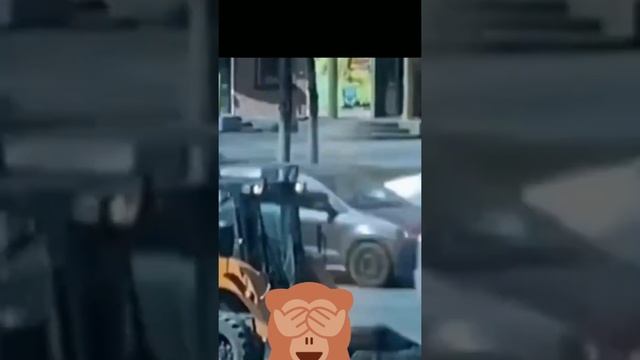 буйная девушка в центре Челябинска в футболке и трусах разгромила технику. весенние обострение. смотреть онлайн