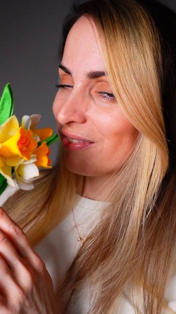 Поздравление С 8 Марта🌸 Цветы из фетра 🌷#фетр #цветыизфетра #нарциссы #8марта2025 смотреть онлайн