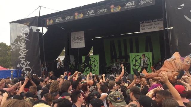Atilla - "Public Apology" (Vans Warped Tour 2017) (HD) смотреть онлайн
