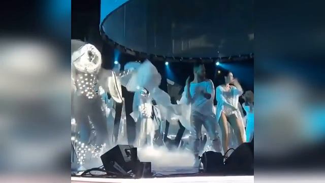 Бузова спела под фанеру в Олимпийском на Snow Party ❄️⛄️❄️ смотреть онлайн