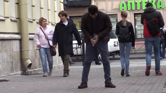 Пустил Струю в Центре Города / Пранк смотреть онлайн