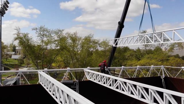 Внутренний тент закреплен, но еще не натянут смотреть онлайн