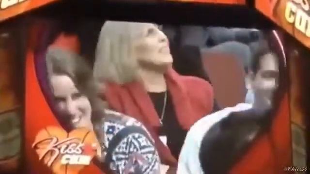 Парень с девушкой из США опозорились в прямом эфире при просмотре матча . смотреть онлайн