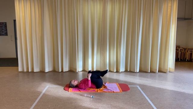 Fit im TuS 42 - Pilates für Oberkörper und Bauch mit Hanteln смотреть онлайн